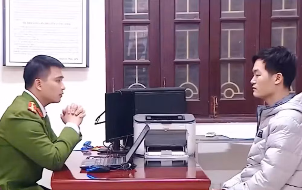 đại úy nguyễn hữu dũng đấu tranh với đối tượng trong một vụ án.jpg -0