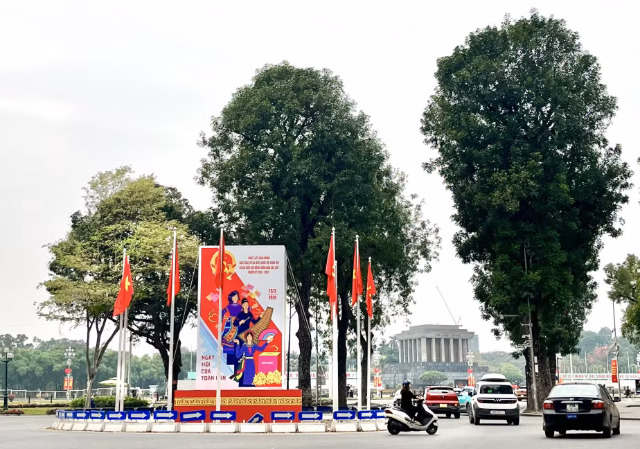Hà Nội rộn ràng cờ hoa trước ngày bầu cử -0