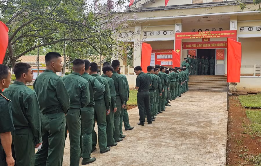 Rộn ràng lá phiếu nơi tuyến đầu Tổ quốc -0