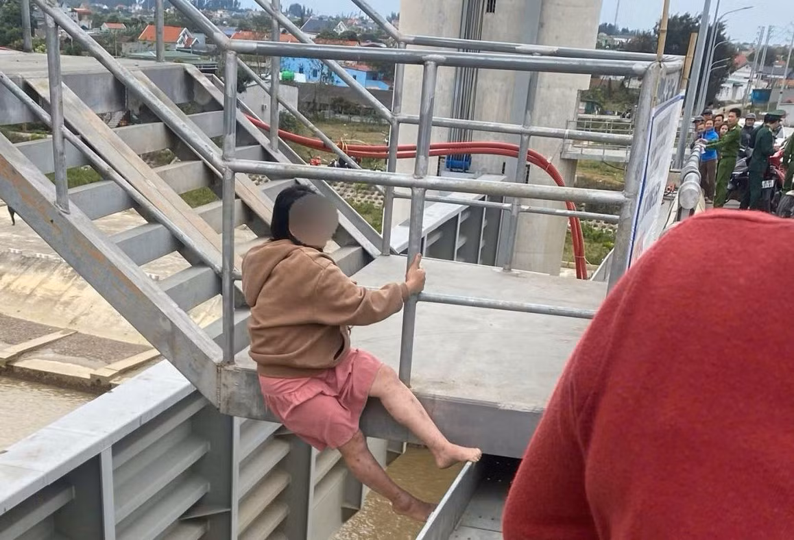Giải cứu người phụ nữ có ý định quyên sinh trên cầu Cống Lèn -0