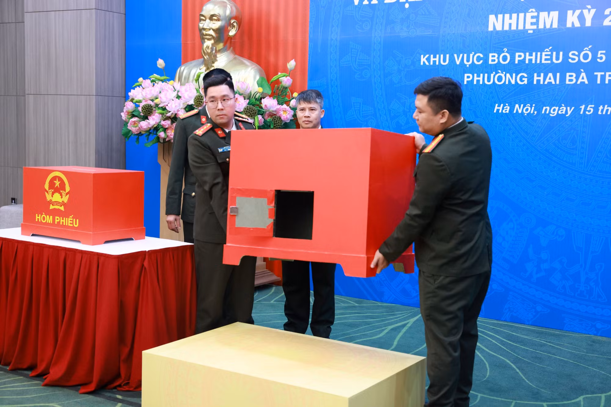 Lãnh đạo Bộ Công an tham gia bỏ phiếu khu vực bỏ phiếu số 5, đơn vị bầu cử số 1 -0