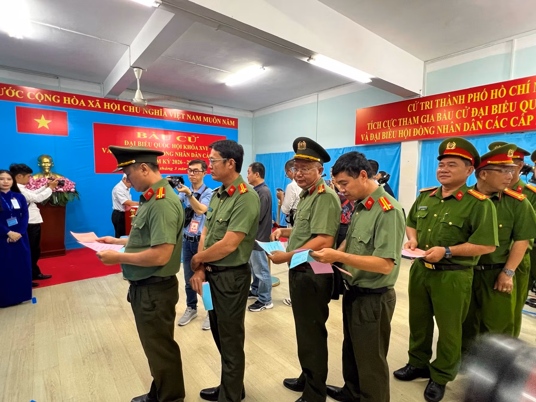 Cử tri TP Hồ Chí Minh nô nức tham gia bầu cử -1