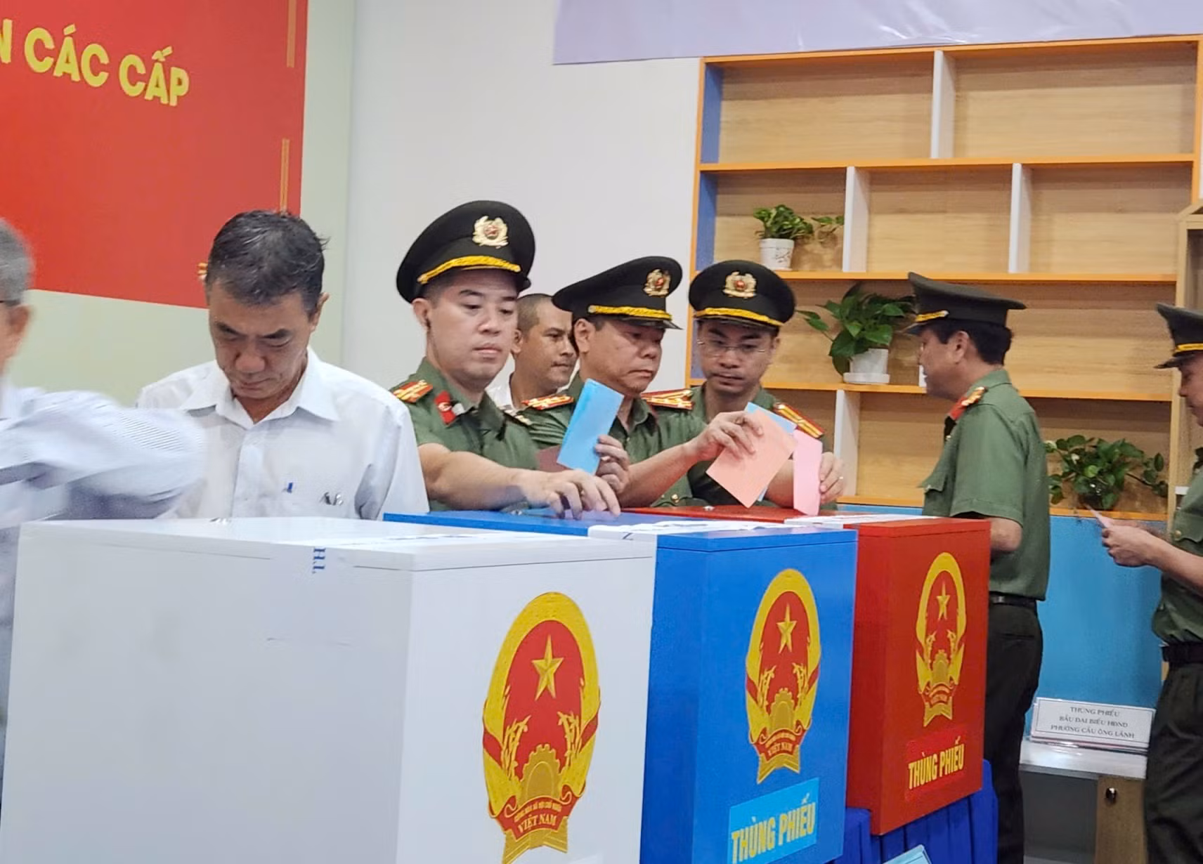 Cử tri TP Hồ Chí Minh nô nức tham gia bầu cử -1