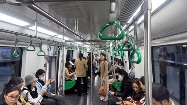 Giá xăng tăng, nhiều người dân Hà Nội chuyển sang đi xe buýt, tàu điện