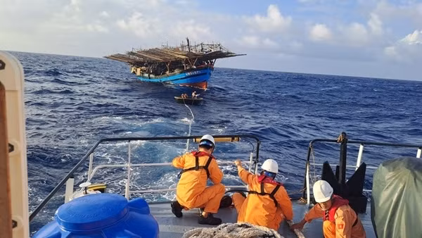 Xuyên đêm cứu 34 ngư dân gặp nạn ngoài khơi Khánh Hoà