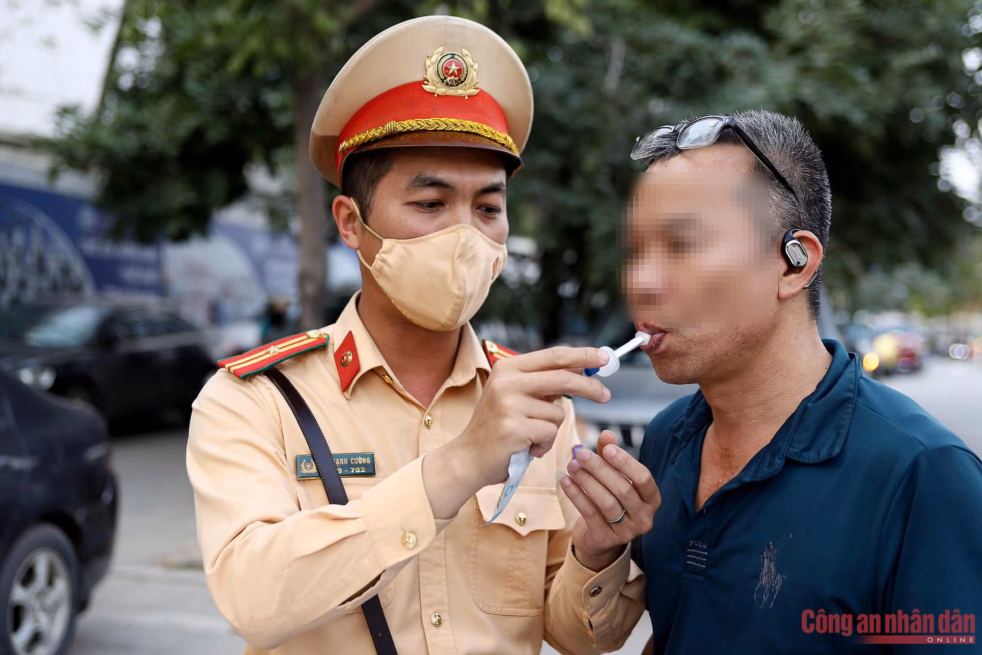Cảnh sát kiểm soát xe đưa đón học sinh, tài xế được test nồng độ cồn và ma túy -0