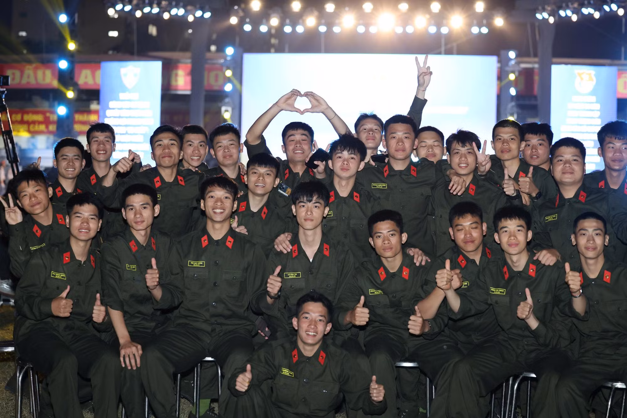 “Món quà đặc biệt” dành cho các tân binh -0