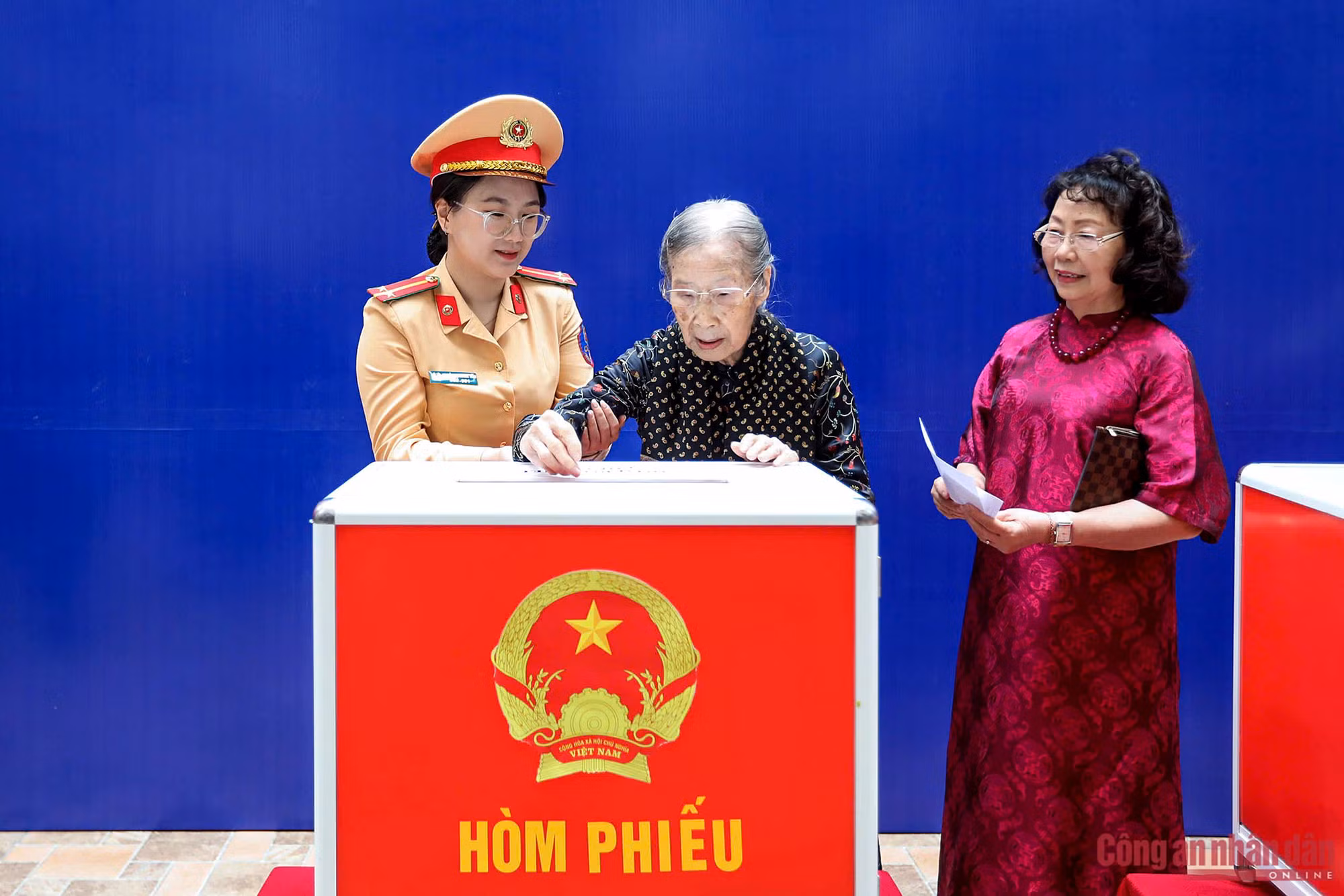 Cử tri cả nước thực hiện quyền và nghĩa vụ thiêng liêng của công dân -0