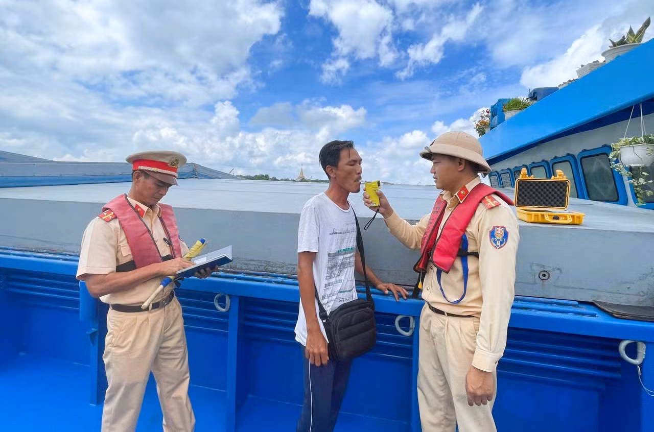 Siết chặt an toàn giao thông đường thủy trên địa bàn Đồng Nai -0