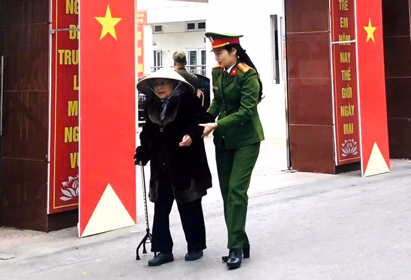 Công an Hải Phòng dìu bước cử tri cao tuổi đến ngày hội non sông -0