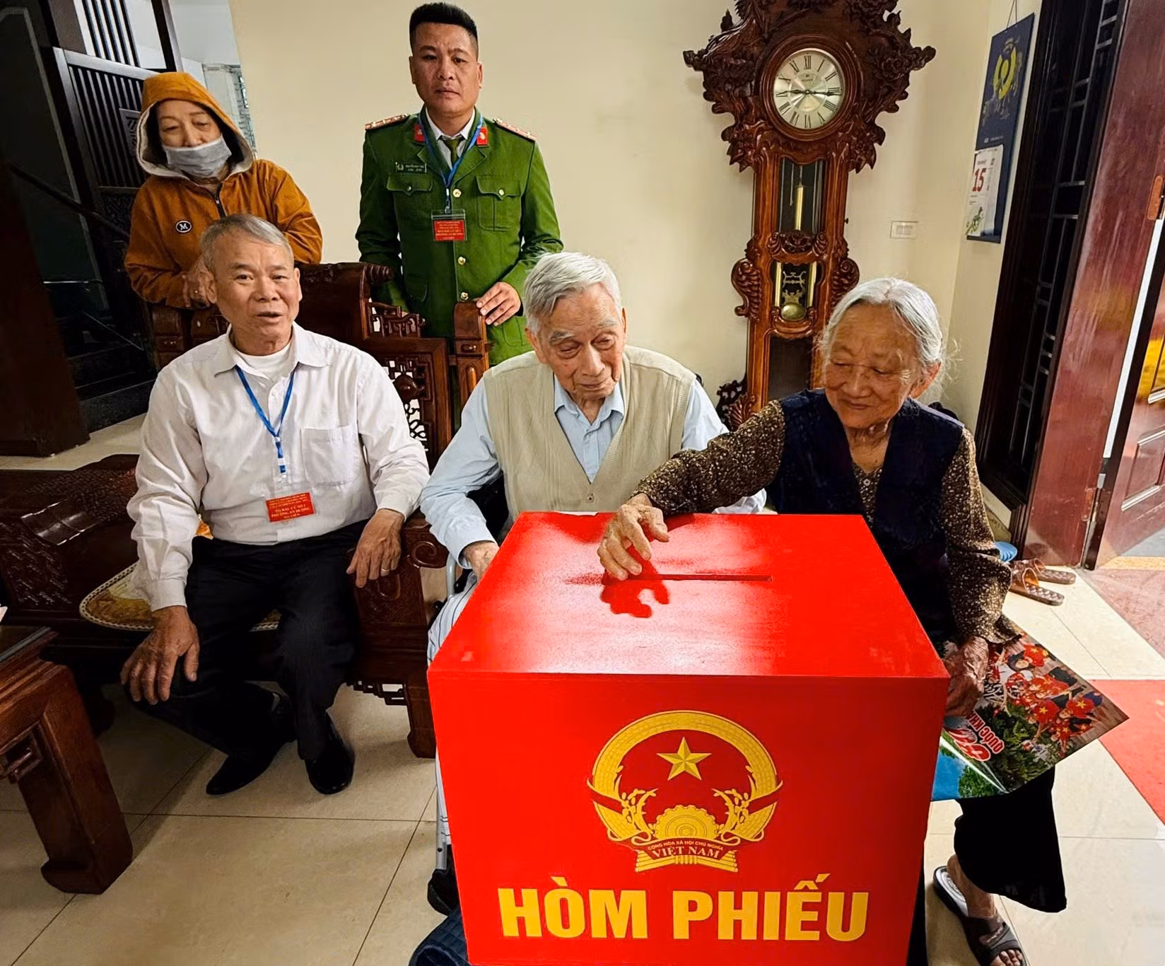 Công an Hải Phòng dìu bước cử tri cao tuổi đến ngày hội non sông -0