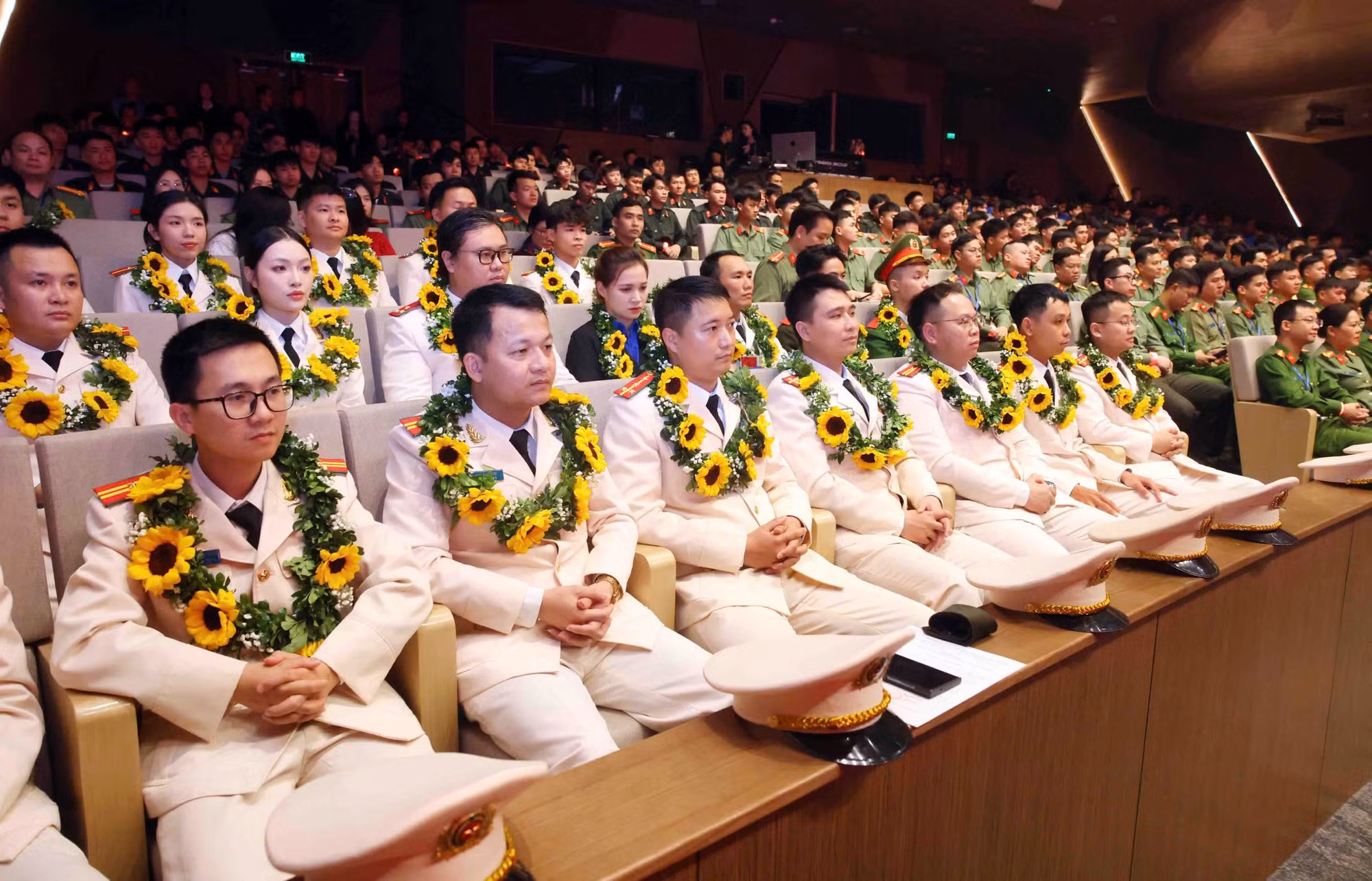 Tuyên dương 20 Gương mặt trẻ Công an tiêu biểu năm 2025 -0