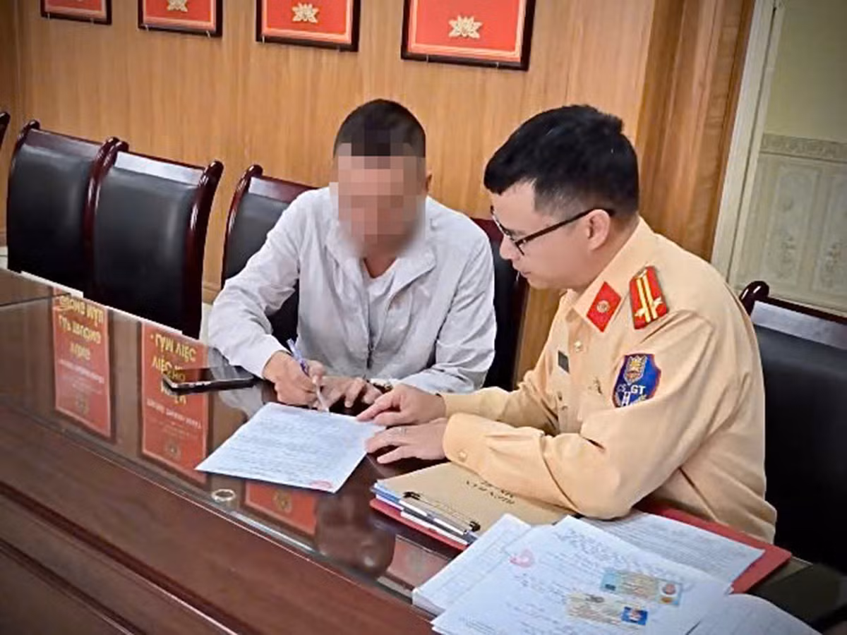 Xử phạt tài xế xe khách cản trở đoàn xe ưu tiên -0