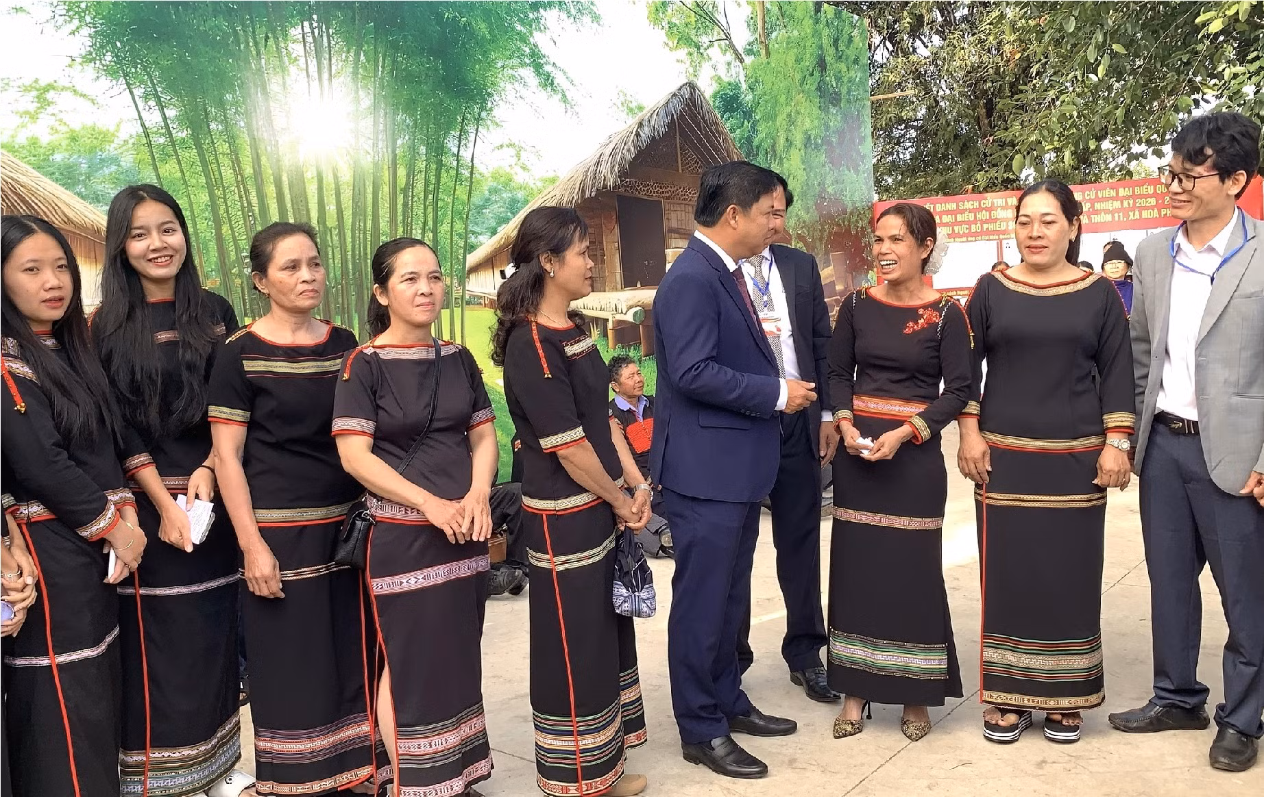 Đồng bào các dân tộc ở Tây Nguyên hân hoan đi bầu cử -0