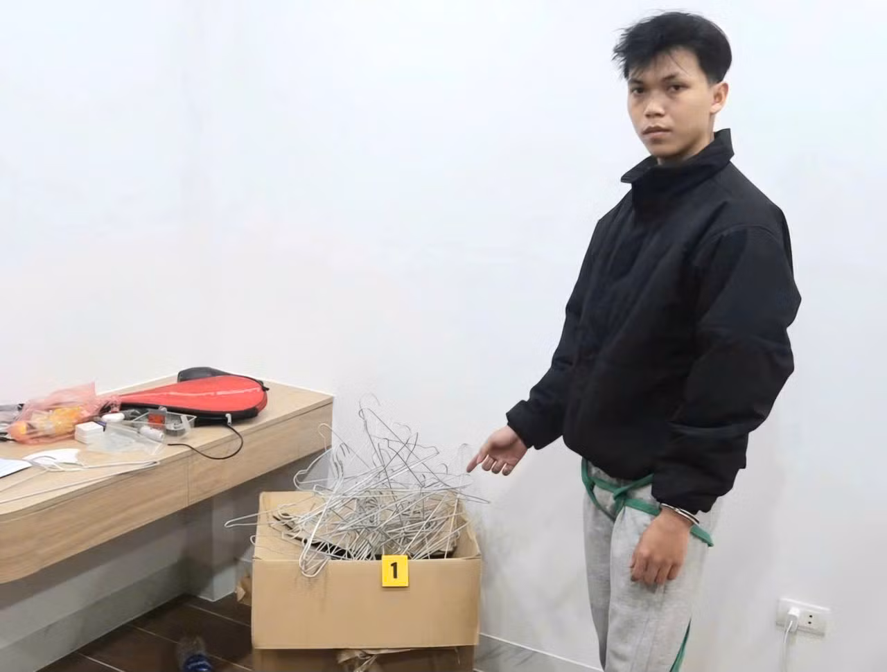 Dùng móc áo cạy cửa đột nhập nhà dân trộm két sắt chứa 5,2 cây vàng để trang trải nợ nần -0