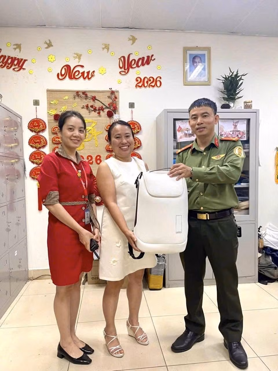 Công an cửa khẩu sân bay Đà Nẵng trao trả tài sản gần 150 triệu đồng cho du khách Ấn Độ -1