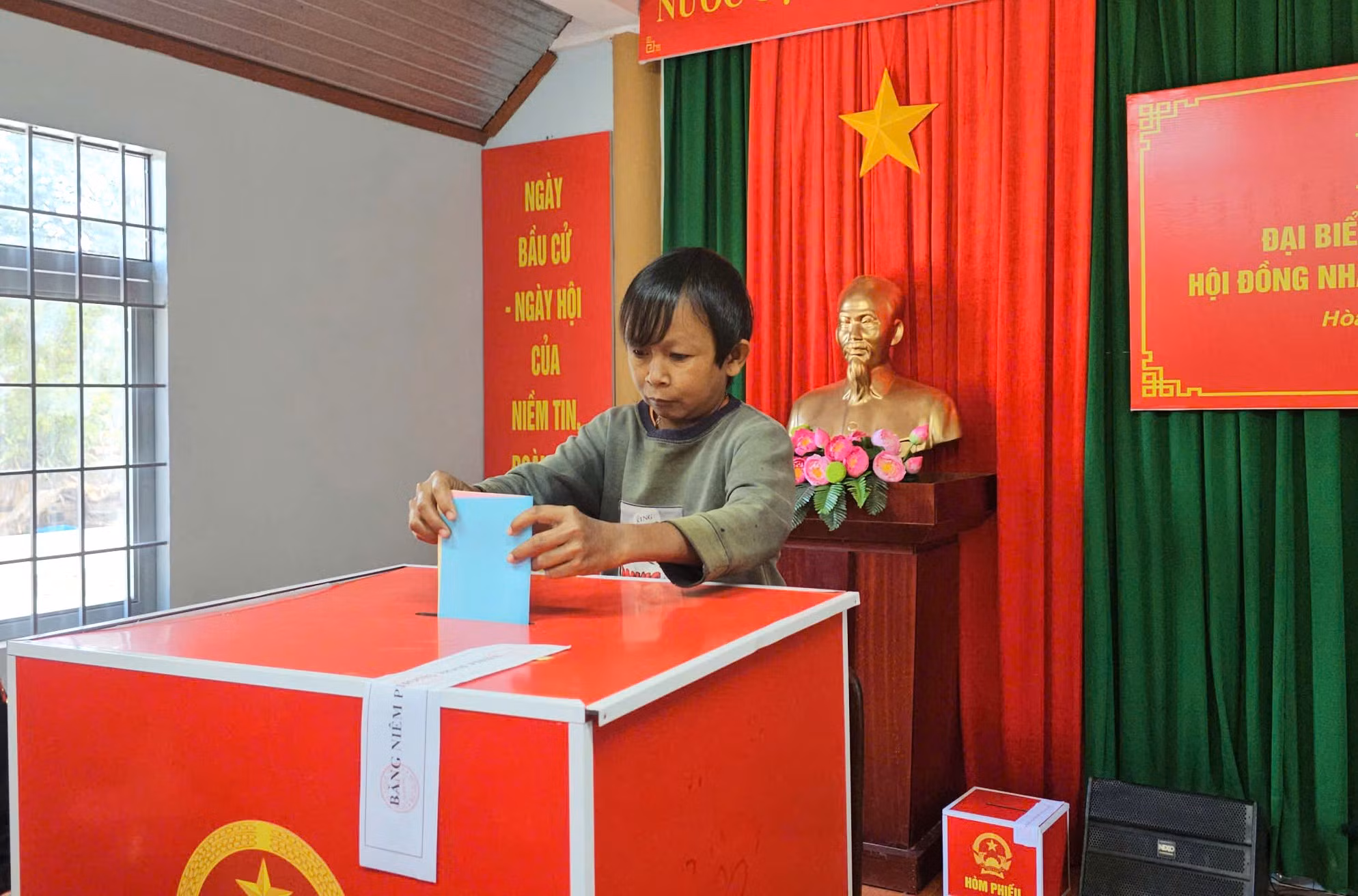 Gặp những cử tri “đặc biệt” trong ngày hội bầu cử -0