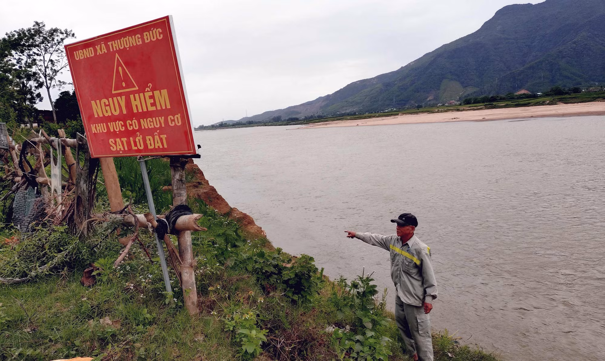 Bờ sông Vu Gia sạt lở nghiêm trọng, người dân mong mỏi kè kiên cố -0
