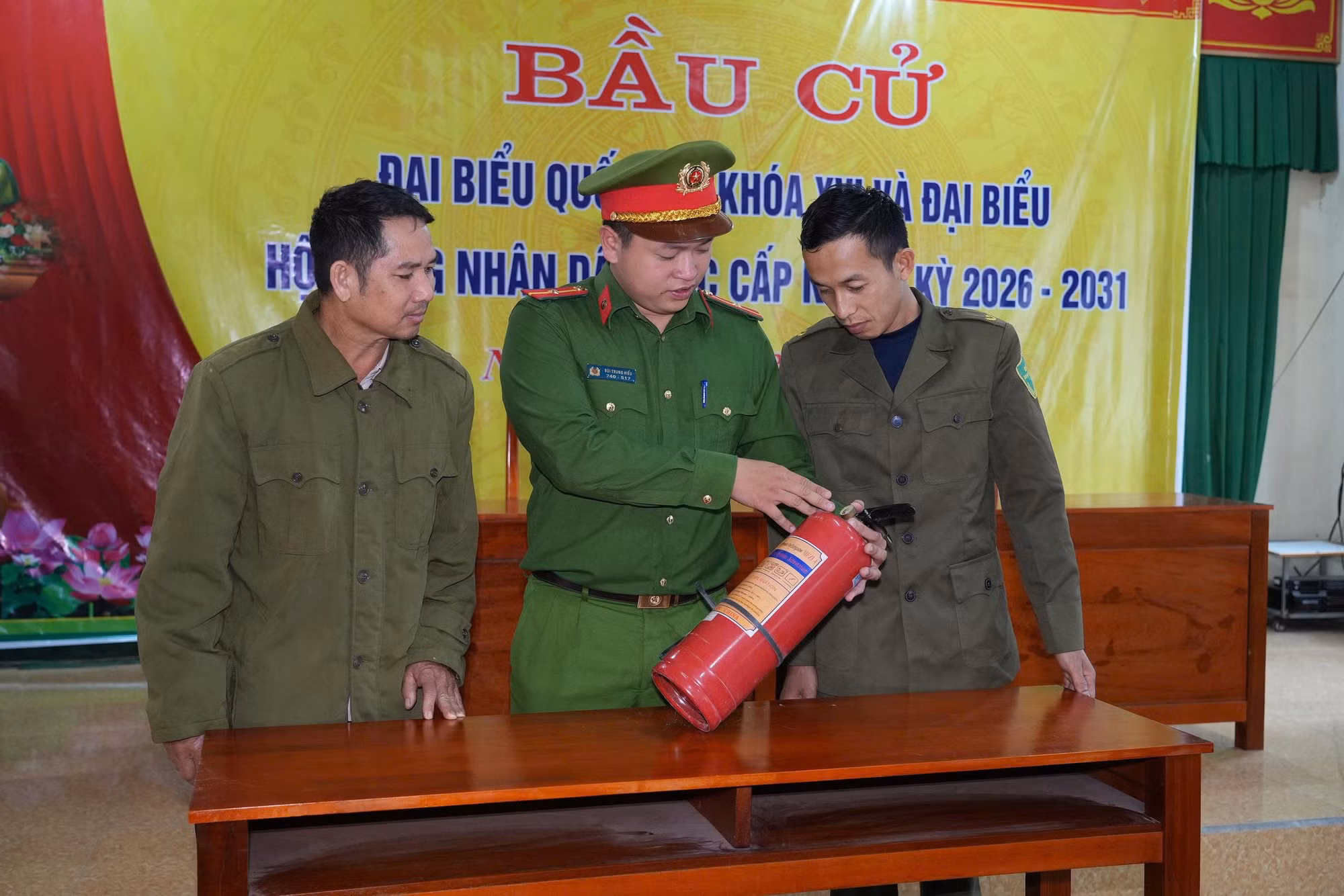 Công an xã Mường Xén căng mình hỗ trợ cử tri trước ngày bầu cử -0