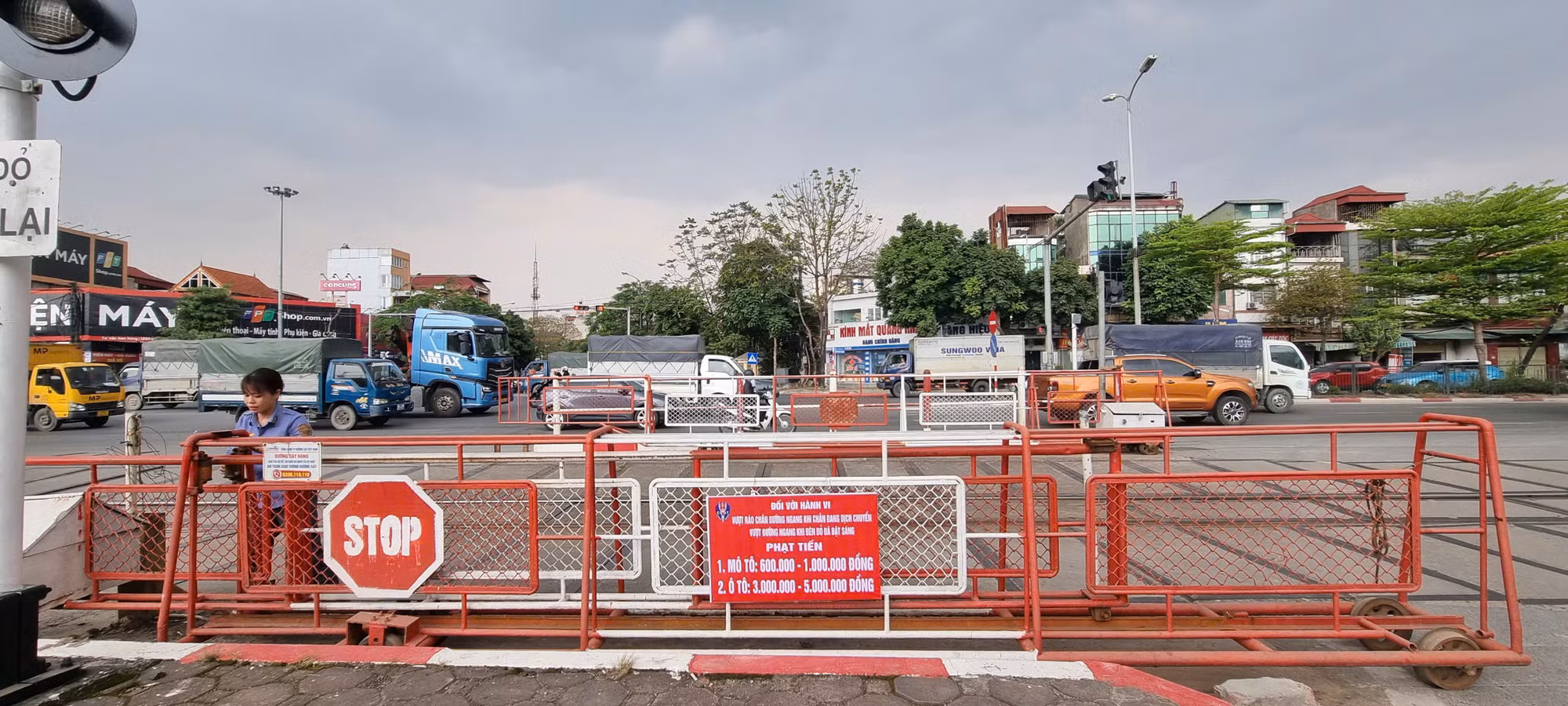 Cảnh sát giao thông Hà Nội gắn biển tuyên truyền bảo đảm trật tự ATGT đường sắt -0