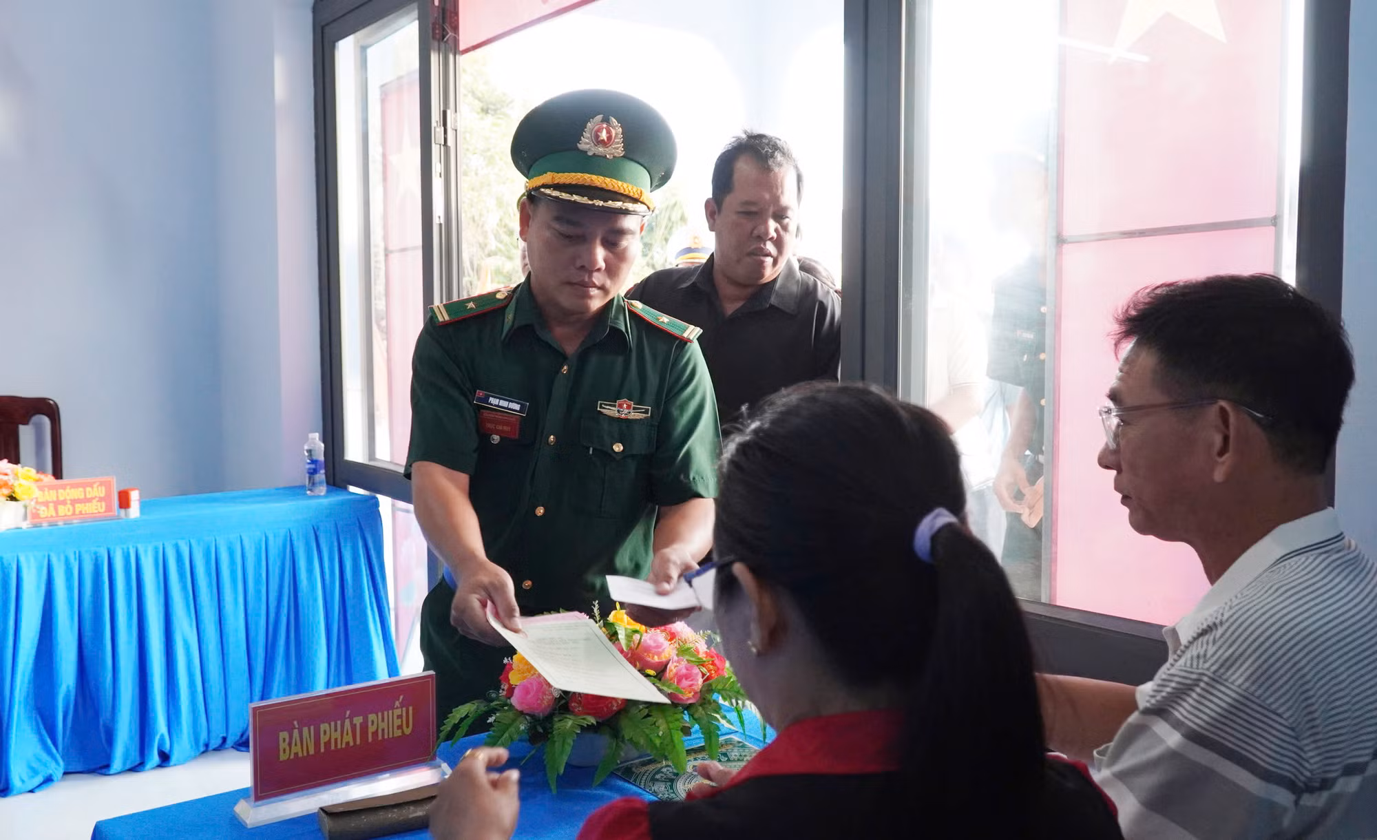 Cử tri bỏ phiếu bầu cử sớm ở hai đảo Hòn Khoai và Hòn Chuối ở Cà Mau -1