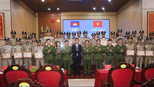 Bế giảng khóa bồi dưỡng “Huấn luyện và sử dụng chó nghiệp vụ” cho cán bộ Bộ Nội vụ Campuchia