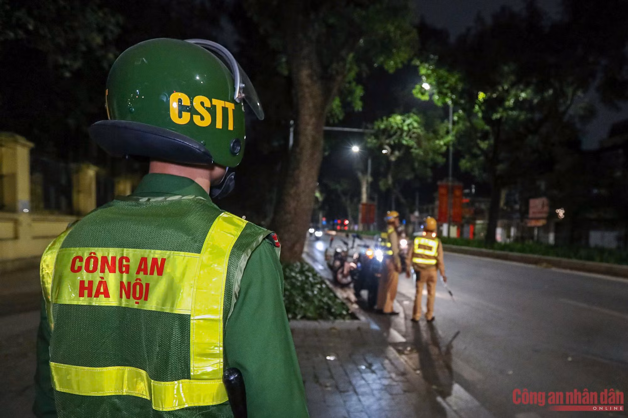 Công an Hà Nội tuần tra đêm, siết chặt an ninh sẵn sàng ngày bầu cử -3