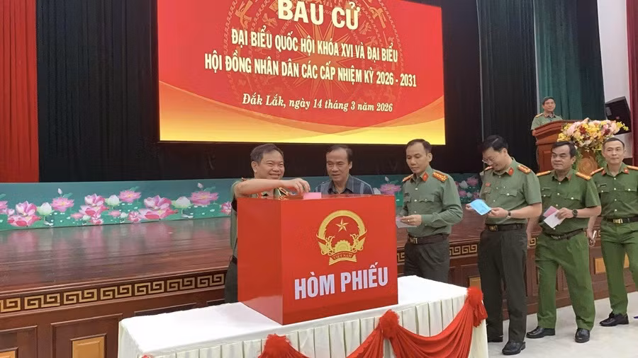 Rộn ràng lá phiếu nơi tuyến đầu Tổ quốc -0