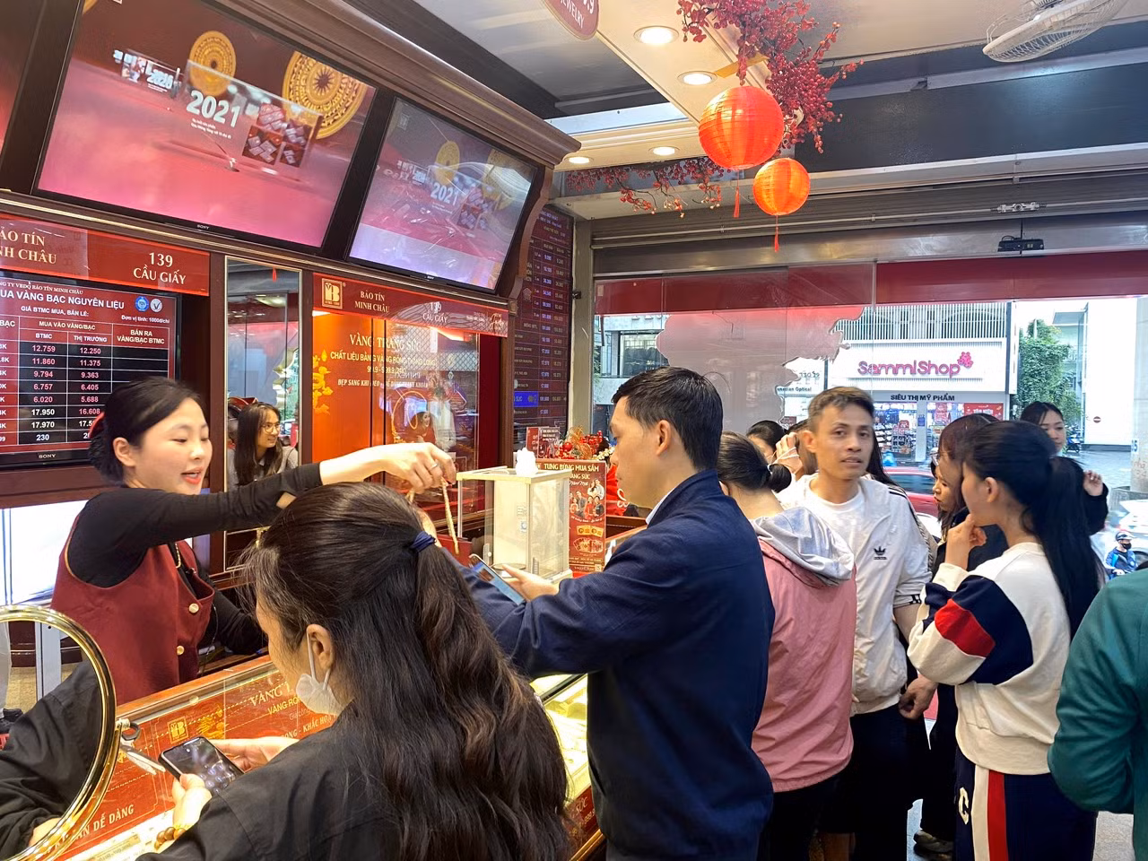 Giá vàng giằng co, người mua lỗ vì chênh lệch mua bán -0