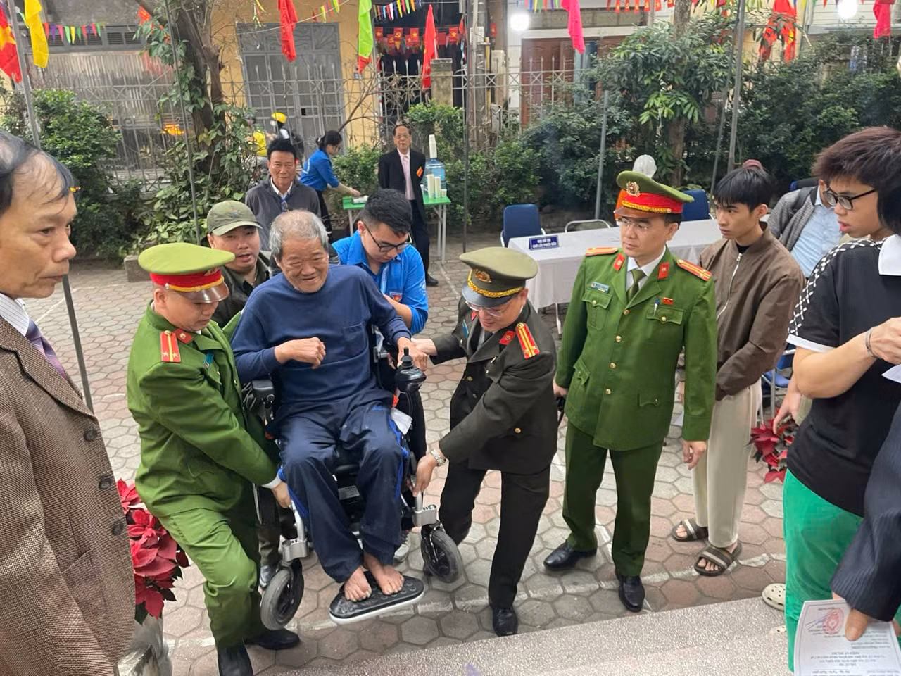 Những hình ảnh đẹp của Công an Thủ đô trong ngày bầu cử -1