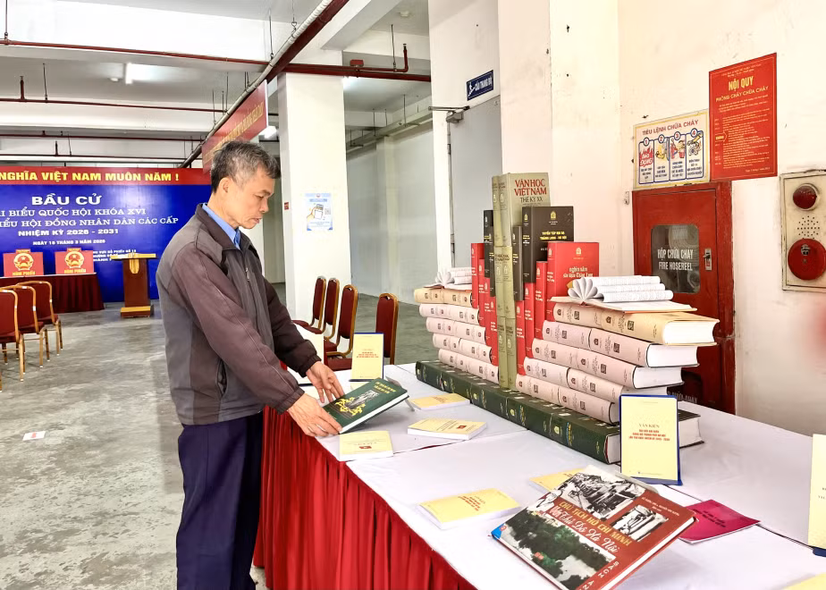 Hà Nội rộn ràng cờ hoa trước ngày bầu cử -0