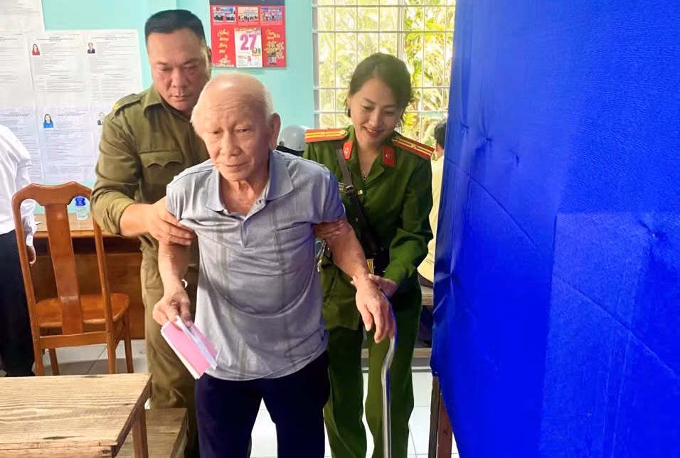 Thắm tình quân dân trong ngày hội non sông -0