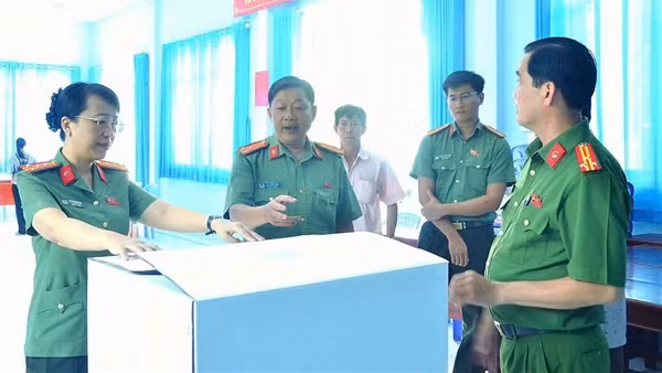 Công an Đồng Tháp bám địa bàn, đảm bảo an ninh tại các điểm bầu cử