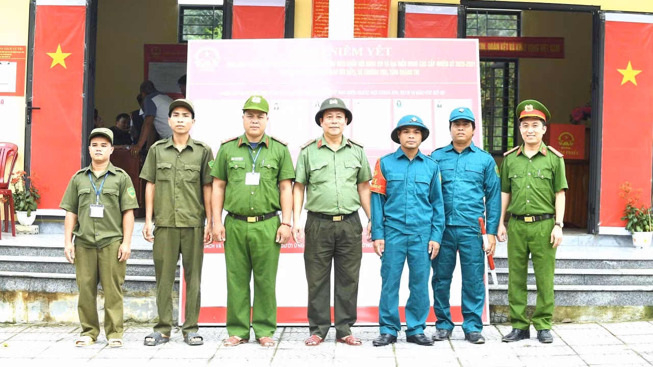 Bà còn biên giới Trường Sơn náo nức mừng ngày hội lớn -0