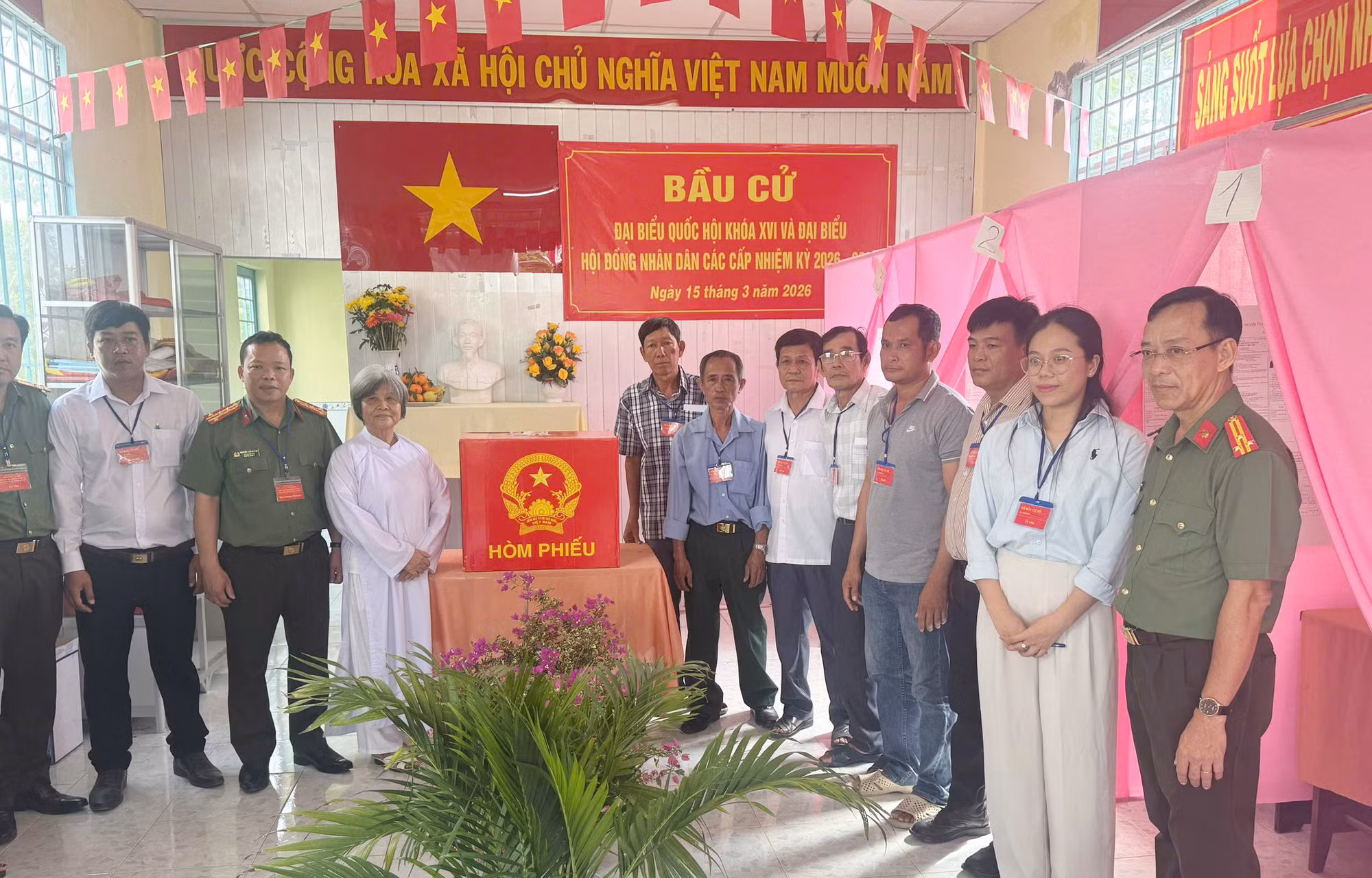 Cử tri là chức sắc, chức việc, đồng bào tôn giáo TP Cần Thơ hăng hái tham gia bầu cử -0