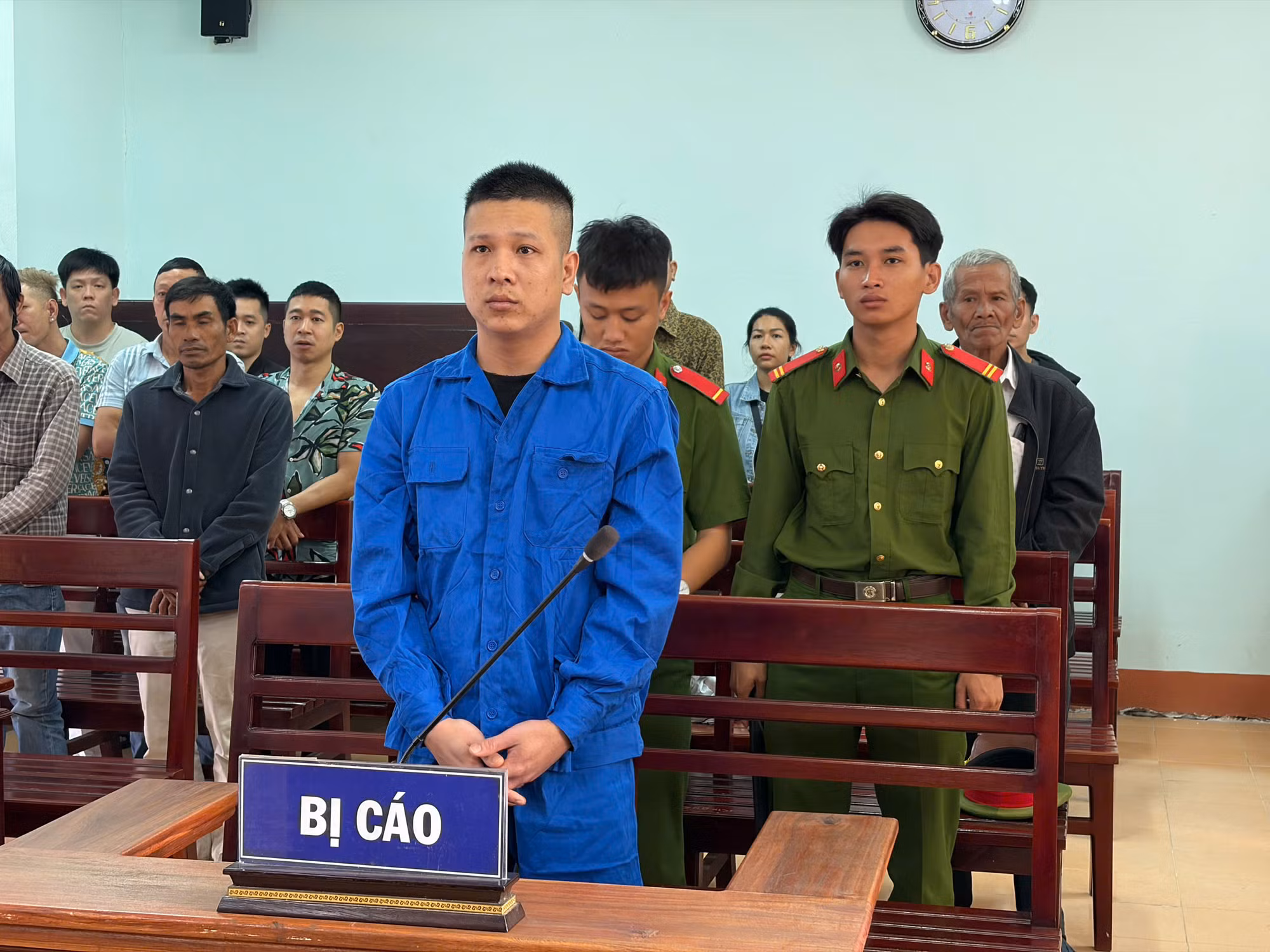 Bị xử phạt 12 tháng tù vì hành hung cán bộ CSGT khi đang làm nhiệm vụ -0