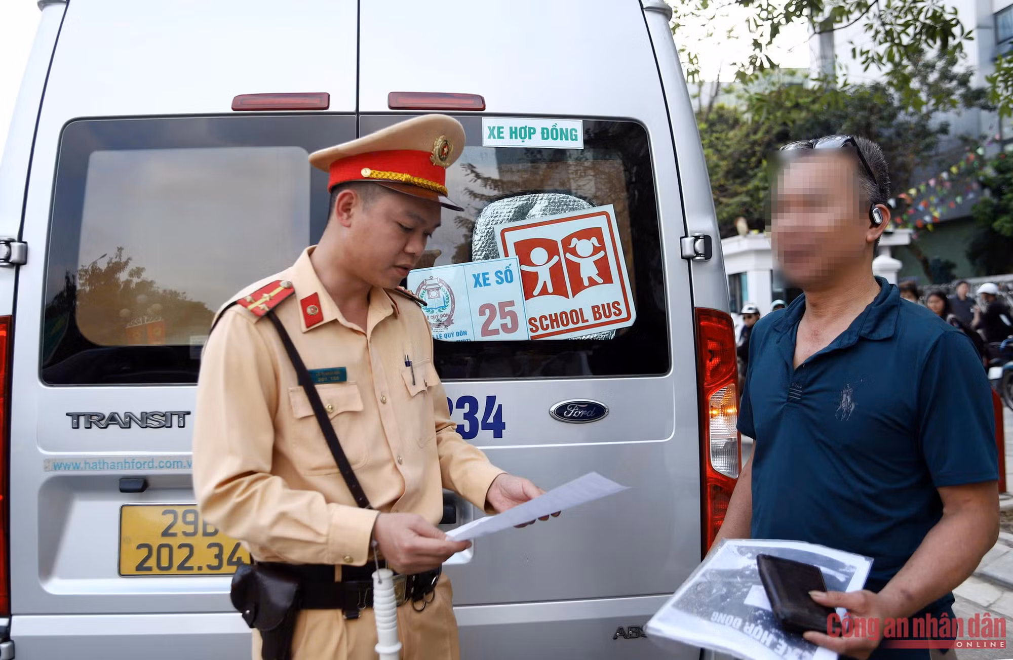 Cảnh sát kiểm soát xe đưa đón học sinh, tài xế được test nồng độ cồn và ma túy -0