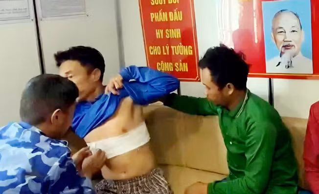 Bộ Tư lệnh Vùng Cảnh sát biển 4 cứu 4 ngư dân trên tàu cá bị cháy ở vùng biển Tây Nam -0