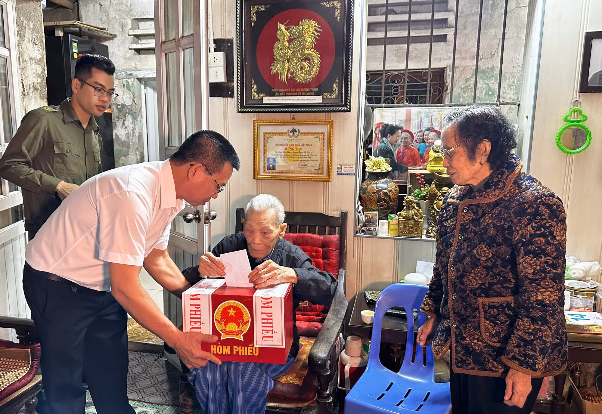Hà Nội: Mang hòm phiếu đến tận nhà để hỗ trợ cử tri cao tuổi -0