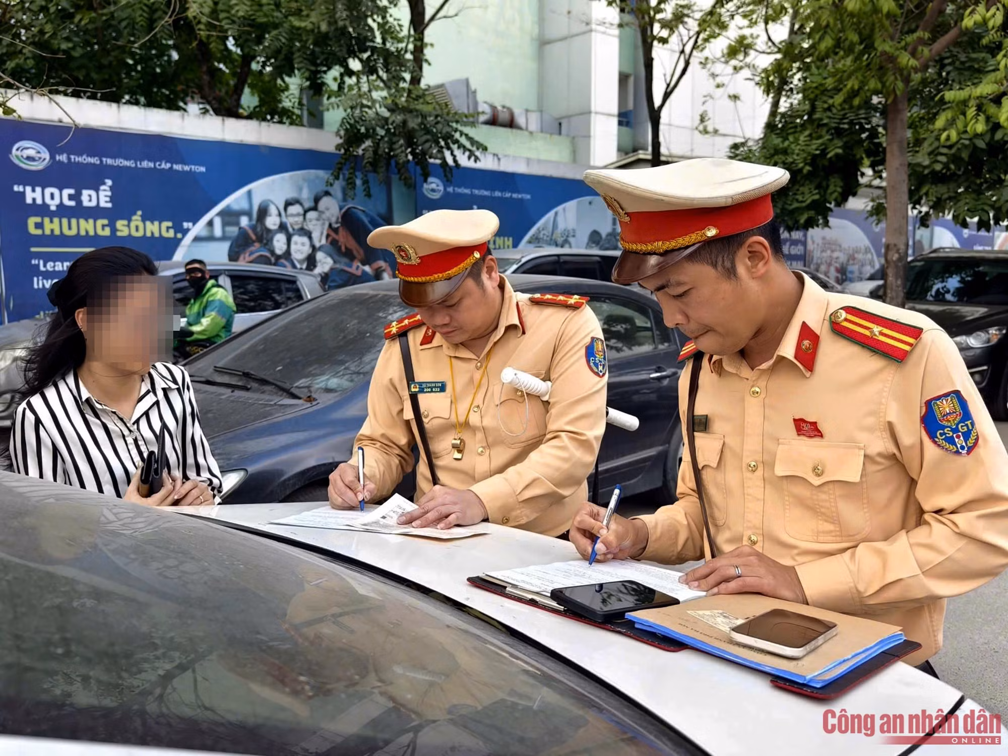Cảnh sát kiểm soát xe đưa đón học sinh, tài xế được test nồng độ cồn và ma túy -3