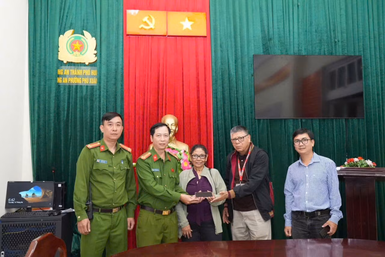 Đối tượng cướp giật điện thoại của du khách nước ngoài sa lưới -0