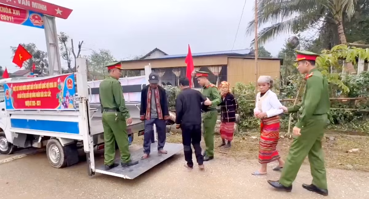 Cảnh sát dùng xe chuyên dụng hỗ trợ cử tri dân tộc Chứt đi bỏ phiếu -0
