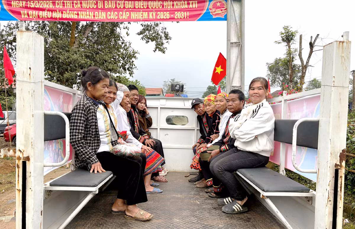 Cảnh sát dùng xe chuyên dụng hỗ trợ cử tri dân tộc Chứt đi bỏ phiếu -0