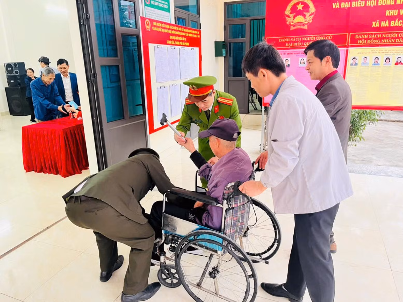 Công an Hải Phòng dìu bước cử tri cao tuổi đến ngày hội non sông -0