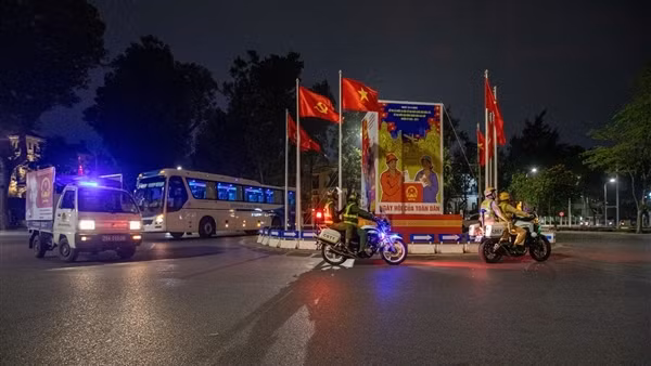 Công an Hà Nội tuần tra đêm, siết chặt an ninh sẵn sàng ngày bầu cử