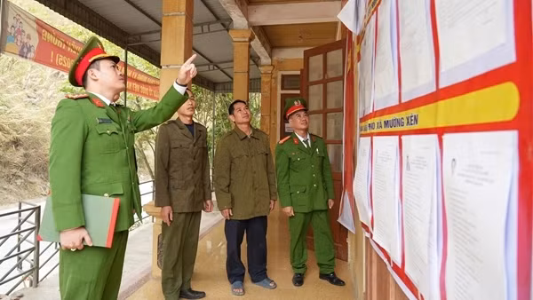 Công an xã Mường Xén căng mình hỗ trợ cử tri trước ngày bầu cử