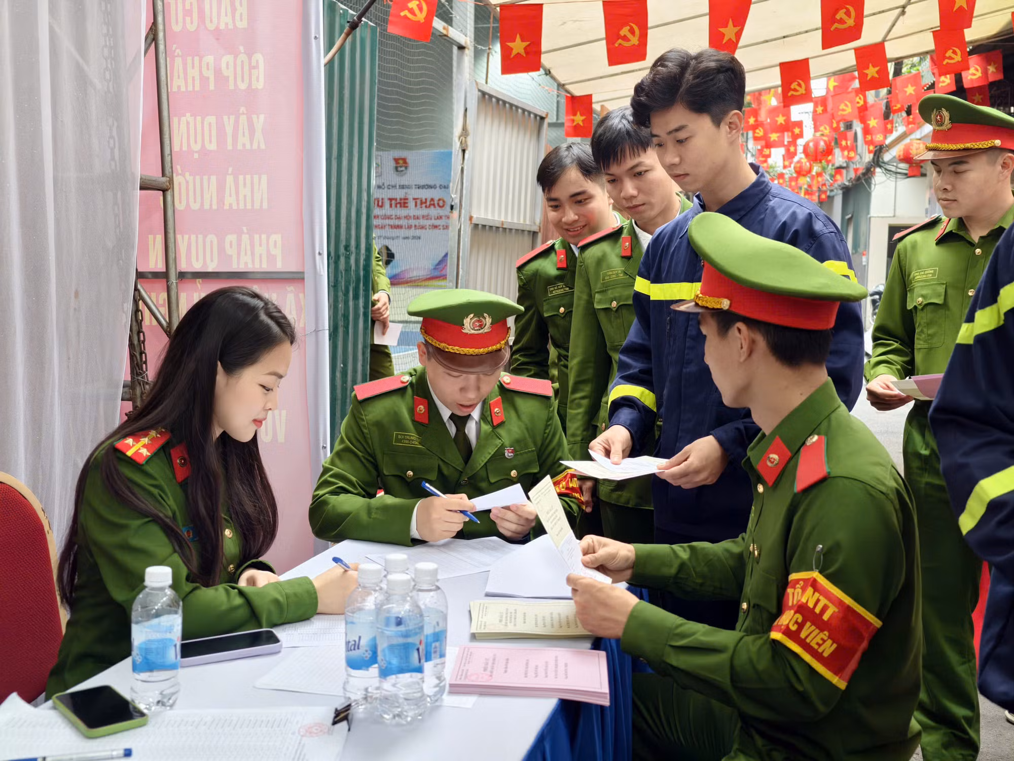 Niềm tự hào của học viên CAND trong lần đầu cầm lá phiếu -0