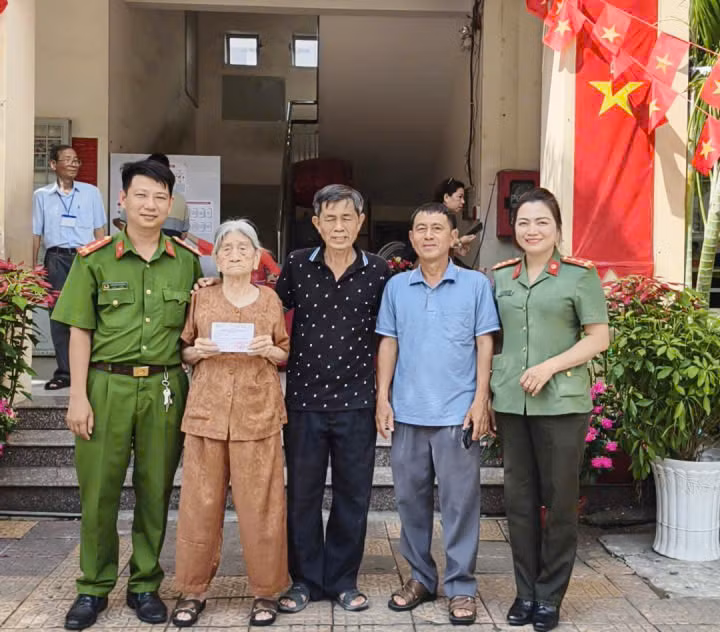 Cụ bà 100 tuổi đi bỏ phiếu bầu cử ở Cần Thơ -2