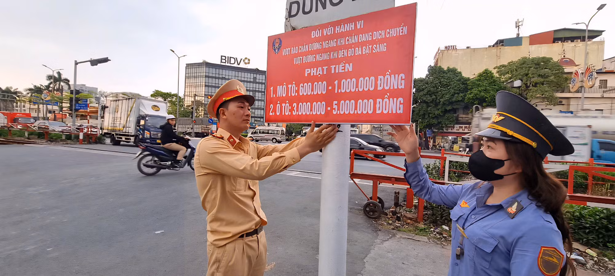 Cảnh sát giao thông Hà Nội gắn biển tuyên truyền bảo đảm trật tự ATGT đường sắt -0