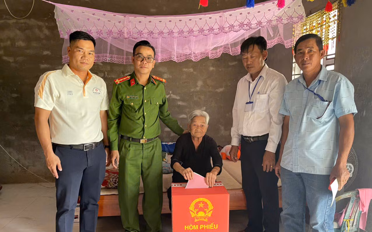 Thắm tình quân dân trong ngày hội non sông -0
